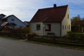 VERKAUFT!!! Zwei Häuser, ein Preis, leben im Grünen in der Nähe von Deggendorf - Hausansicht älters Haus