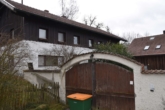 VERKAUFT !!! Großzügiger Vierseithof in reizvoller Alleinlage bei Vilshofen - Hoftor und Bauernhaus