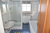 VERKAUFT!!! Tolles Zweifamilienhaus in ruhiger Aussichtslage in gepflegtem Zustand - Badezimmer EG